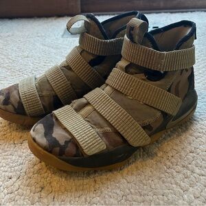 Nike Zoom LeBron Soldier 11 Camo Boys Size 6Y Army Camo Straps